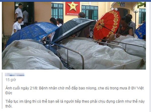 Xót xa hình ảnh phủ nilon, che ô tránh nước mưa cho bệnh nhân chờ mổ ở bệnh viện Việt Đức - Ảnh 1.