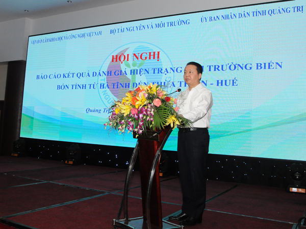 Khẳng định biển sạch, Bộ trưởng Trần Hồng Hà và lãnh đạo 4 tỉnh miền Trung tắm biển, ăn hải sản - Ảnh 1.