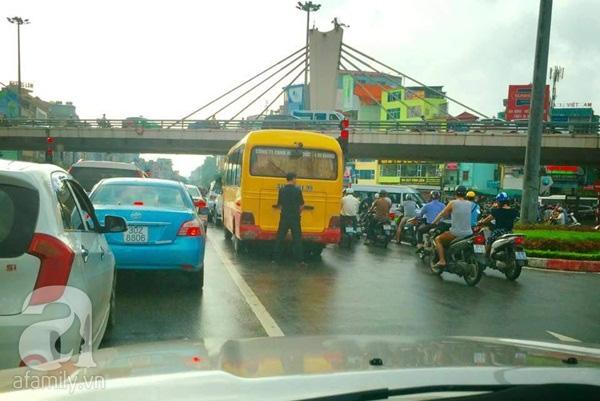 Trố mắt cảnh tài xế xe buýt tranh thủ tè bậy trong khi chờ đèn đỏ ngay ngã tư Thủ đô - Ảnh 1.