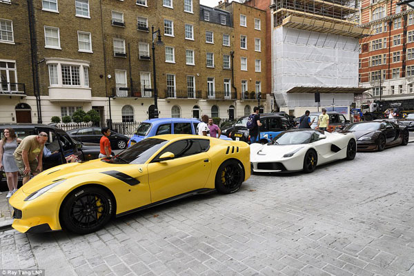 Dàn siêu xe của hội con nhà giàu đại náo đường phố London - Ảnh 1.