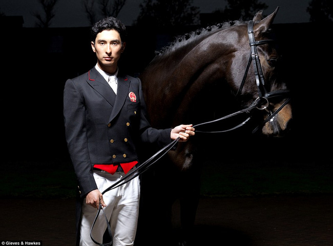 Trai đẹp “vạn người mê” từ bỏ nước Anh sang thi đấu cho đội đua ngựa Trung Quốc - Ảnh 1.
