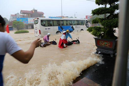 Mưa ngập nhiều thành phố, có nơi ngang thắt lưng - Ảnh 1.