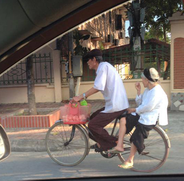 Một cặp đôi ông bà già đầy yêu thương sẽ thu hút sự chú ý của bạn. Họ làm cho bạn nhớ đến phút giây kỷ niệm và tình cảm đôi lứa của mình. Sự đồng điệu và sự thông cảm giữa họ là điều đáng ngưỡng mộ. Hãy để bức ảnh này khơi gợi trong bạn sự lãng mạn và tình yêu thật sự.