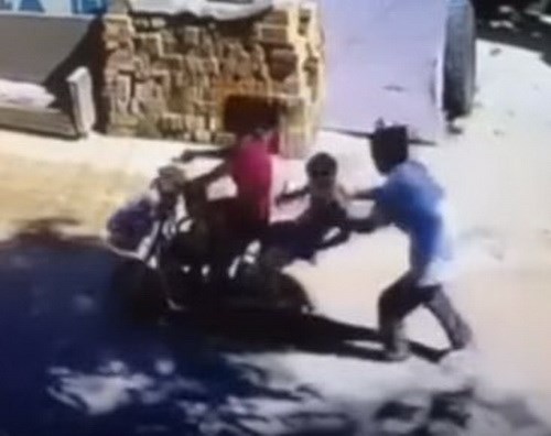 [Video] Sốc với cảnh bắt cóc trẻ con ngồi trên ghế sau xe đạp - Ảnh 2.