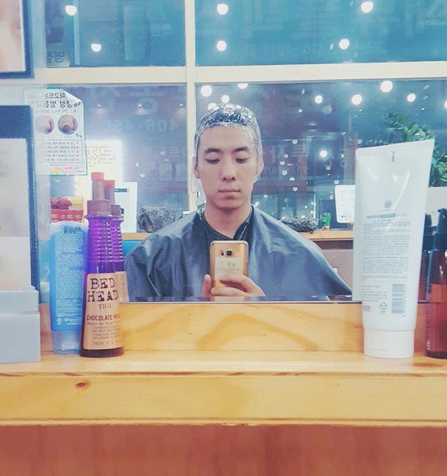 Ra cửa hàng nhuộm tóc, chàng trai Hàn Quốc nhận trái đắng - Ảnh 1.
