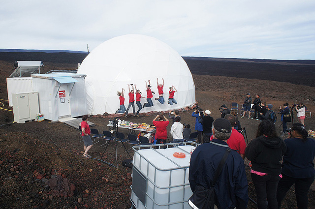 6 tình nguyện viên NASA vừa kết thúc 1 năm trời sinh sống trong hầm khép kín, giả lập môi trường sao Hỏa - Ảnh 1.