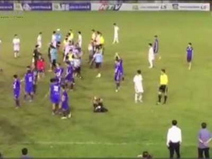 Giám đốc trung tâm bóng đá An Giang xấu hổ khi cầu thủ đội nhà đánh người - Ảnh 2.
