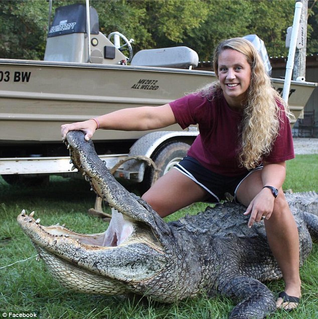 Nữ thợ săn cao tay bắt cá sấu khổng lồ nặng hơn 300 kg - Ảnh 1.