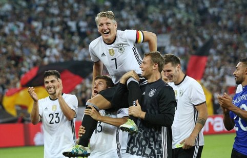 Schweinsteiger BẬT KHÓC trong trận đấu cuối cùng với ĐT Đức - Ảnh 1.