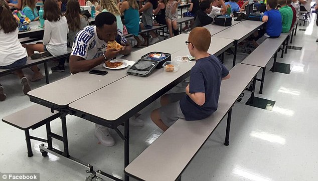 Câu chuyện tuyệt vời phía sau bức ảnh cậu bé tự kỷ ngồi ăn với cầu thủ bóng đá - Ảnh 1.