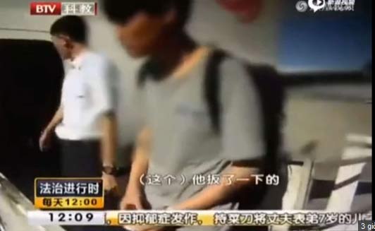 Trung Quốc: Cãi nhau với bạn gái, chàng trai tìm cách mở cửa thoát hiểm để nhảy máy bay tự tử - Ảnh 1.
