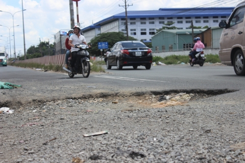 Sự thực đau lòng sau chiếc ghế sopha kỳ lạ đặt giữa đường - Ảnh 1.