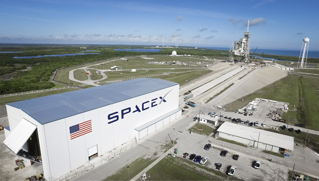 SpaceX nói rằng họ vẫn có thể phóng tàu vũ trụ từ hai bệ phóng còn lại của mình - Ảnh 1.