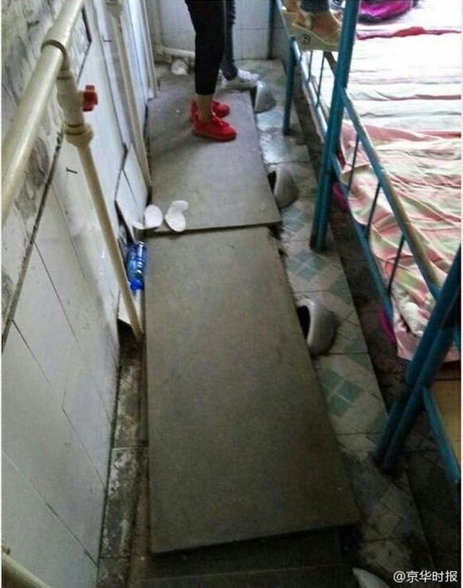 Trường học gây sốc khi cải tạo nhà vệ sinh thành phòng ngủ tồi tàn, tạm bợ cho học sinh - Ảnh 1.