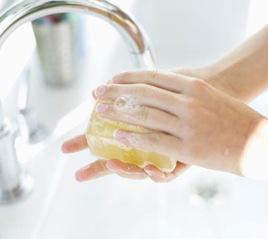 Cục Quản lý Dược yêu cầu báo cáo về xà phòng rửa tay tiệt trùng - Ảnh 1.