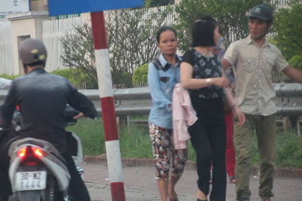 Móc túi lộng hành trước cổng Bệnh viện Bạch Mai - Ảnh 1.