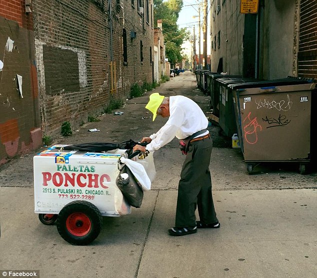 89 tuổi vẫn phải cặm cụi đẩy xe bán kem, nhưng chỉ nhờ 1 bức ảnh, cuộc đời ông đã hoàn toàn thay đổi - Ảnh 1.
