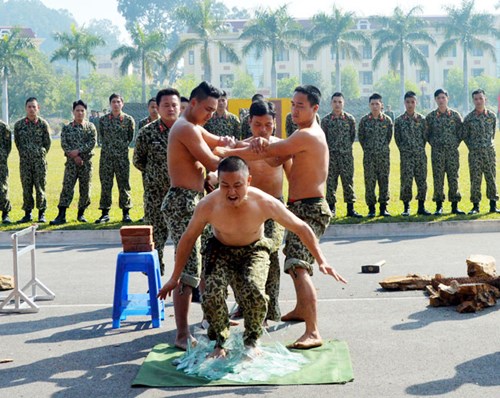 Mục kích đặc công chống khủng bố khổ luyện - Ảnh 2.