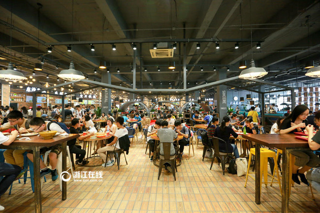 Trường đại học Trung Quốc gây sốt vì khu canteen sạch đẹp như nhà hàng 5 sao - Ảnh 1.