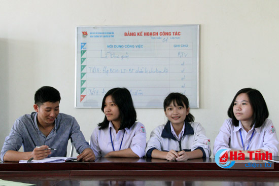 3 nữ sinh trường chuyên Hà Tĩnh kéo xe hơn 1km giúp cụ bán than - Ảnh 1.