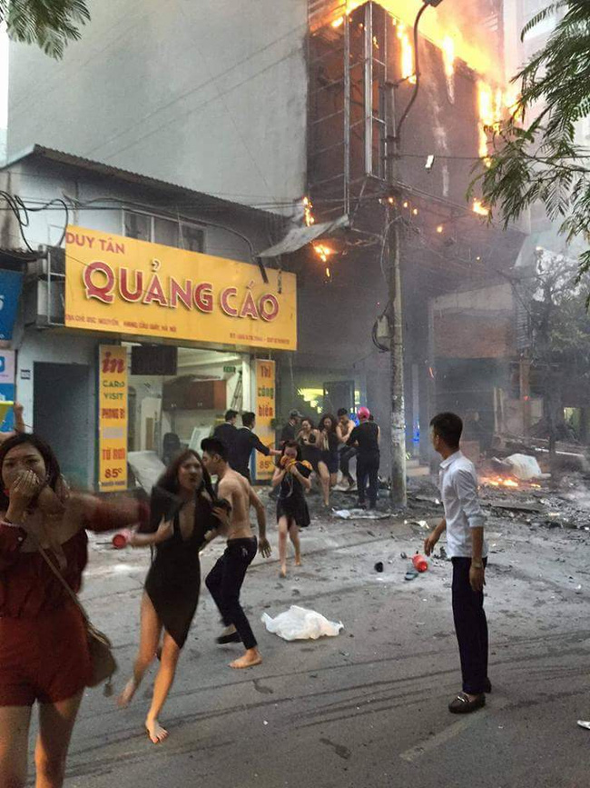 Hiện trường vụ cháy lớn tại quán karaoke trên đường Nguyễn Khang - Ảnh 9.