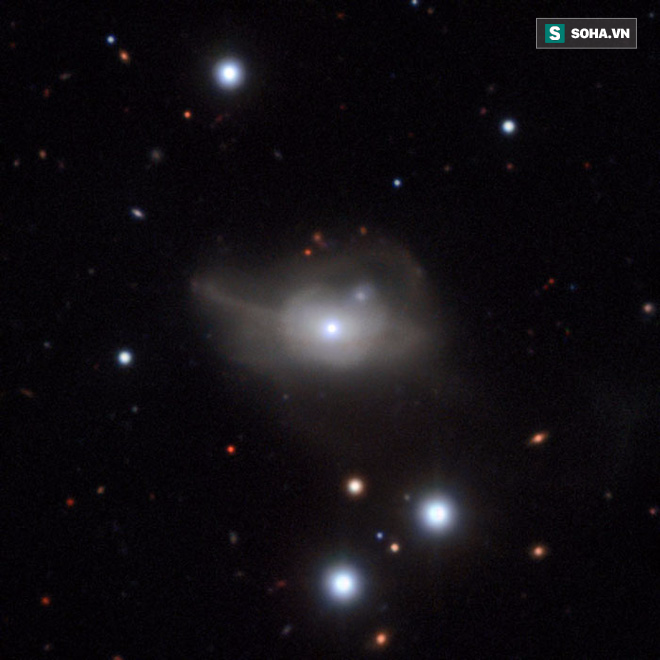 Cuộc chiến khủng khiếp giữa 2 siêu hố đen khổng lồ trong vũ trụ - Ảnh 1.