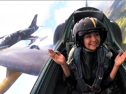 [VIDEO] Nữ phóng viên Nga xinh đẹp trải nghiệm nhào lộn trên máy bay L-39 - Ảnh 2.