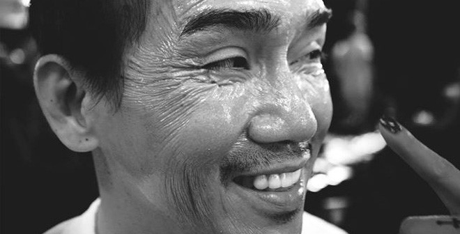 Những nụ cười bất nhẫn ở đám tang Minh Thuận - Ảnh 1.