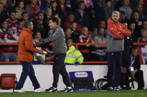 HI HỮU: Fan cuồng lao vào sân mời HLV Wenger... ăn bánh - Ảnh 1.