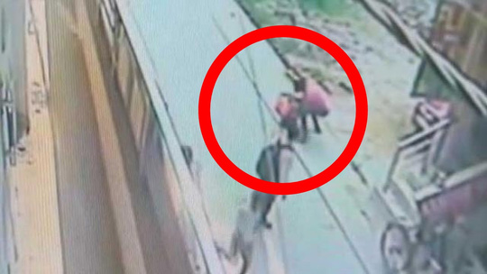 Ấn Độ: Người đi đường bỏ mặc 1 cô gái bị đâm 20 nhát - Ảnh 1.