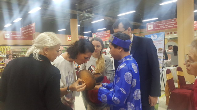Doanh nhân Việt kể chuyện bán hết veo 1 tấn cá kho, chả mực trong 3 ngày hội chợ ở Nga - Ảnh 1.