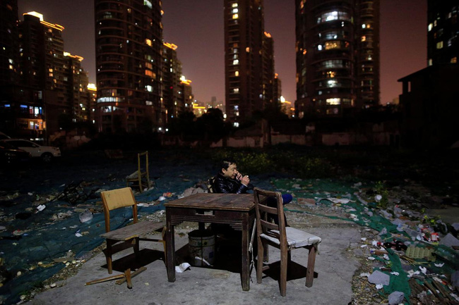Chùm ảnh: Cuộc sống nghèo khổ phía sau những tòa nhà chọc trời và cuộc sống xa hoa ở Thượng Hải - Ảnh 1.