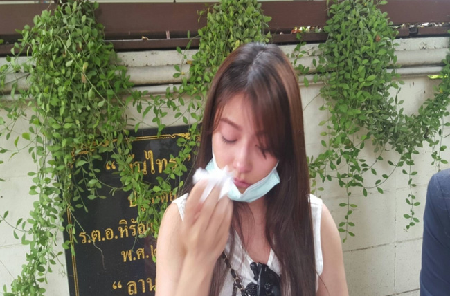 Đang xinh đẹp, người mẫu Thái bỗng hỏng miệng, sụp má vì phẫu thuật thẩm mỹ hỏng - Ảnh 1.