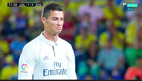 TIẾT LỘ: Cristiano Ronaldo rê bóng chỉ ngang… Ter Stegen  - Ảnh 1.