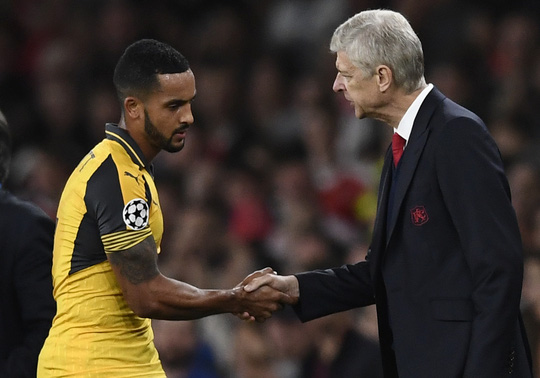 Walcott bùng nổ, Wenger tiến cử “trò cưng” cho tân HLV tuyển Anh - Ảnh 2.