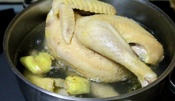 Sai lầm gây hại sức khỏe từ thói quen dùng nước luộc gà để nấu canh cải - Ảnh 1.