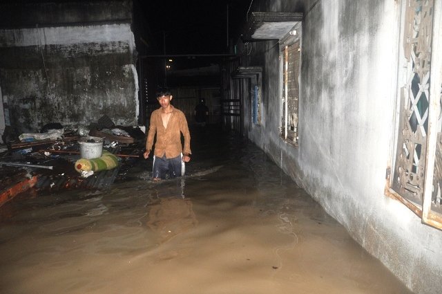 Ở truồng, ăn mì gói trên “ốc đảo” sau trận mưa lịch sử - Ảnh 1.