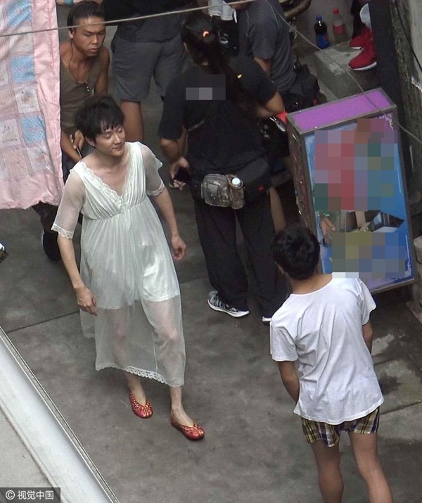 Phùng Thiệu Phong mặc váy ngủ phụ nữ đi lại trên phố - Ảnh 1.