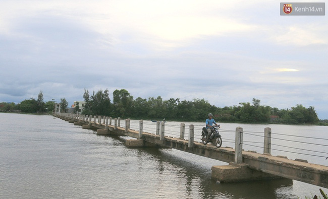 Mỗi ngày có hàng trăm người “diễn xiếc” cùng tử thần trên cầu “Vĩnh biệt” - Ảnh 1.