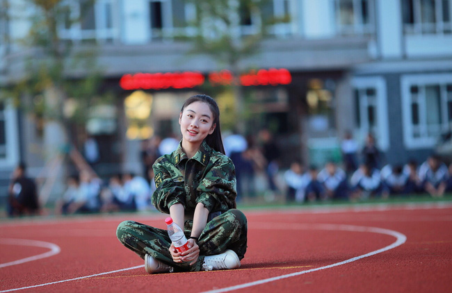 Đây là nữ thần piano, cũng chính là nữ sinh có nụ cười đẹp nhất mùa quân sự ở Trung Quốc! - Ảnh 1.