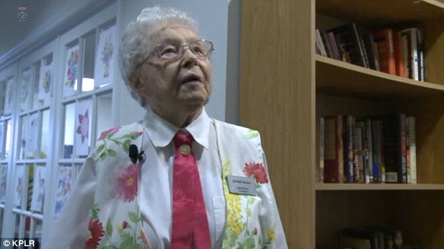 Cảnh sát Mỹ bắt giữ cụ bà 102 tuổi vì cụ... thích thế - Ảnh 1.