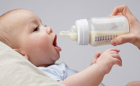 Sữa thay thế sữa mẹ= sữa bò + hóa chất: Bộ Y tế gây lo lắng? - Ảnh 1.