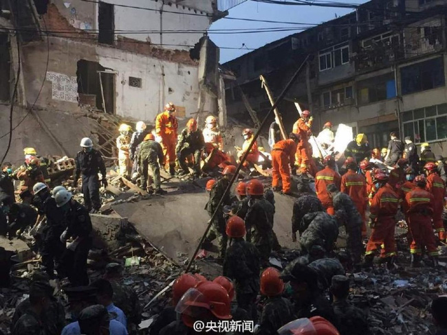 4 ngôi nhà bất ngờ đổ sập lúc rạng sáng, 20 người mắc kẹt trong đống đổ nát - Ảnh 1.