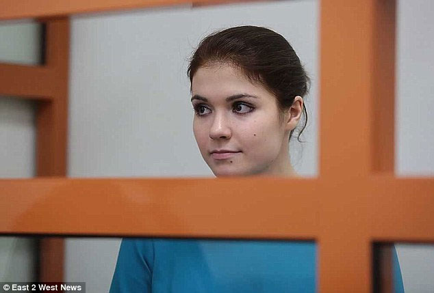 Nữ sinh Nga lấy đồ lót chứng minh mình không theo IS - Ảnh 1.
