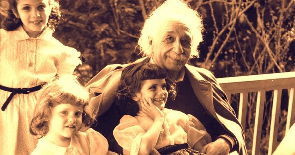 Bức thư Einstein gửi con gái: Tình yêu là thứ năng lượng vĩ đại nhất thế gian này - Ảnh 1.