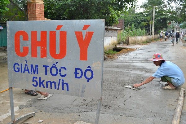 Hơn 3 tỷ làm 1,2 km đường, 3 tháng hỏng - Ảnh 1.