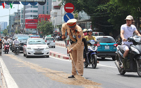 Cảnh sát giao thông mua đá lấp ổ gà khiến người dân cảm động - Ảnh 1.