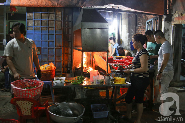 Quán ốc không có menu, đồng giá 20k miễn phí đủ thứ ở Sài Gòn - Ảnh 2.