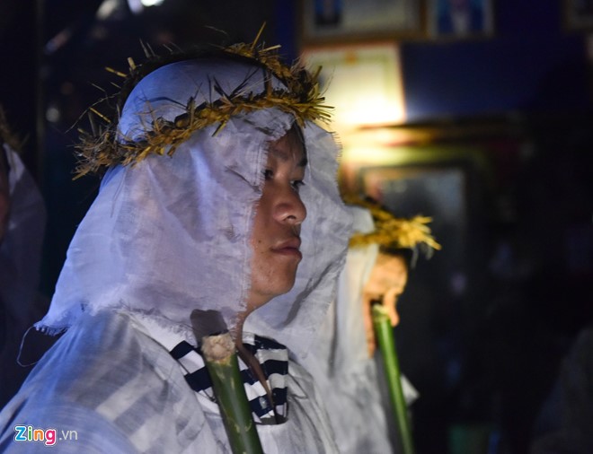 Đám tang mẹ phải đứng từ xa vái vọng vì lũ ngăn cách - Ảnh 2.