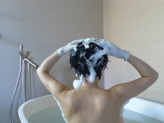 Vì sao phụ nữ Nhật luôn đeo găng tay khi gội đầu và không bao giờ dùng xà phòng rửa tay sau khi đi toilet? - Ảnh 2.